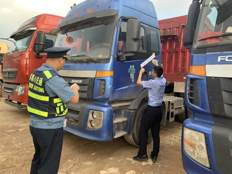 “黑窝点”被掏！35辆非法改装“六轴车”落网！