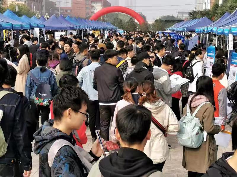 求贤若渴！龙城街道6家企业赴西安高校揽才240人
