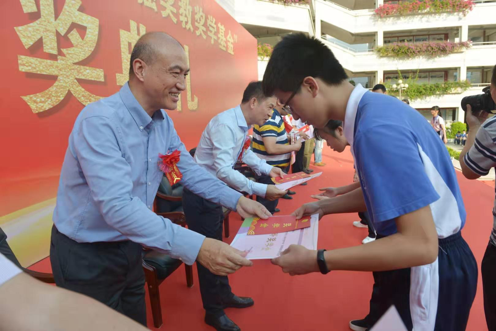 每年百万元！布吉中学毕业生在母校设立“国强奖教奖学基金”