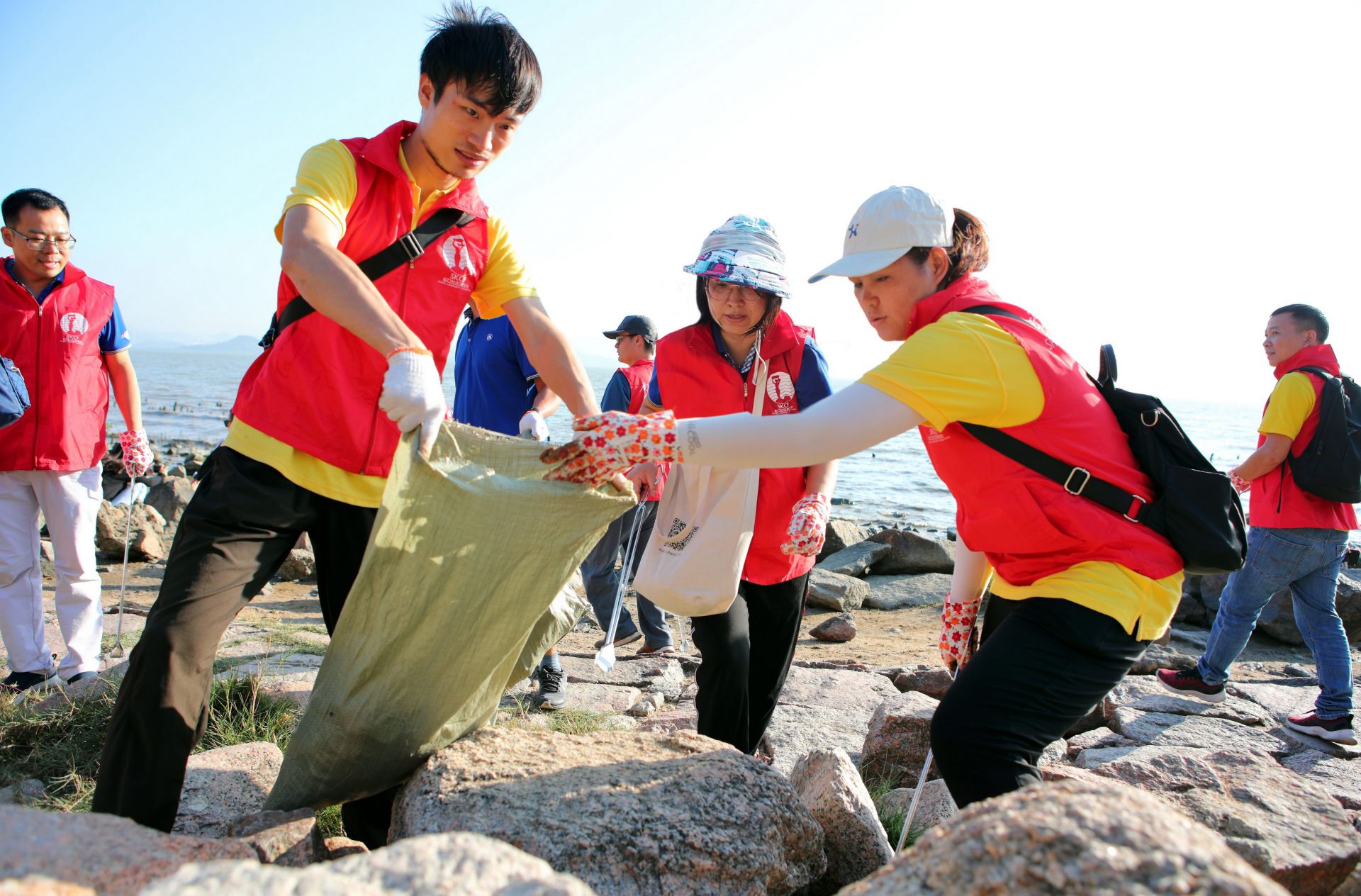 清理海岸线垃圾 保护深圳湾生态环境