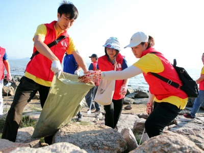清理海岸线垃圾 保护深圳湾生态环境
