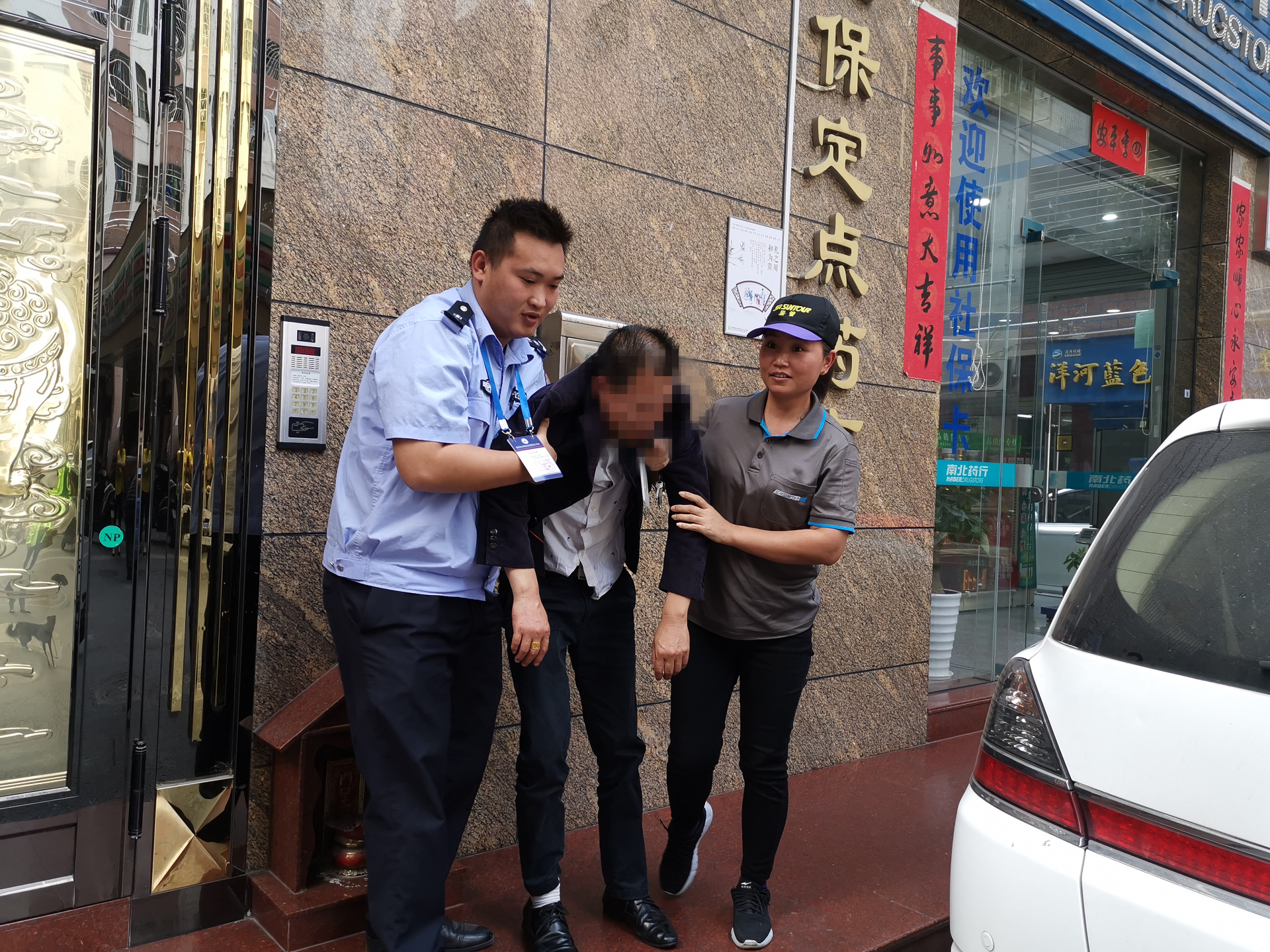 男子醉酒躺大街 光明区公明街道网格员及时出手