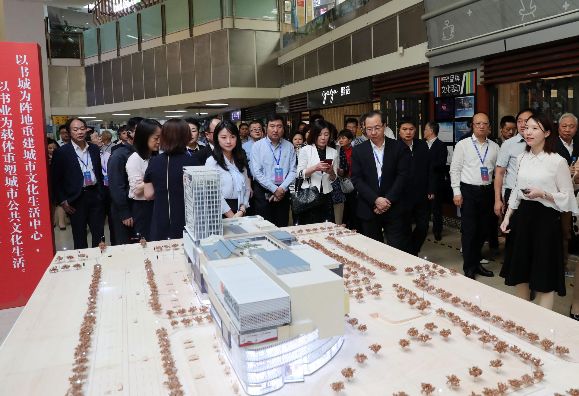 全国各地代表“点赞”深圳全民阅读：“赞！这座城市把中轴线给了‘书’”
