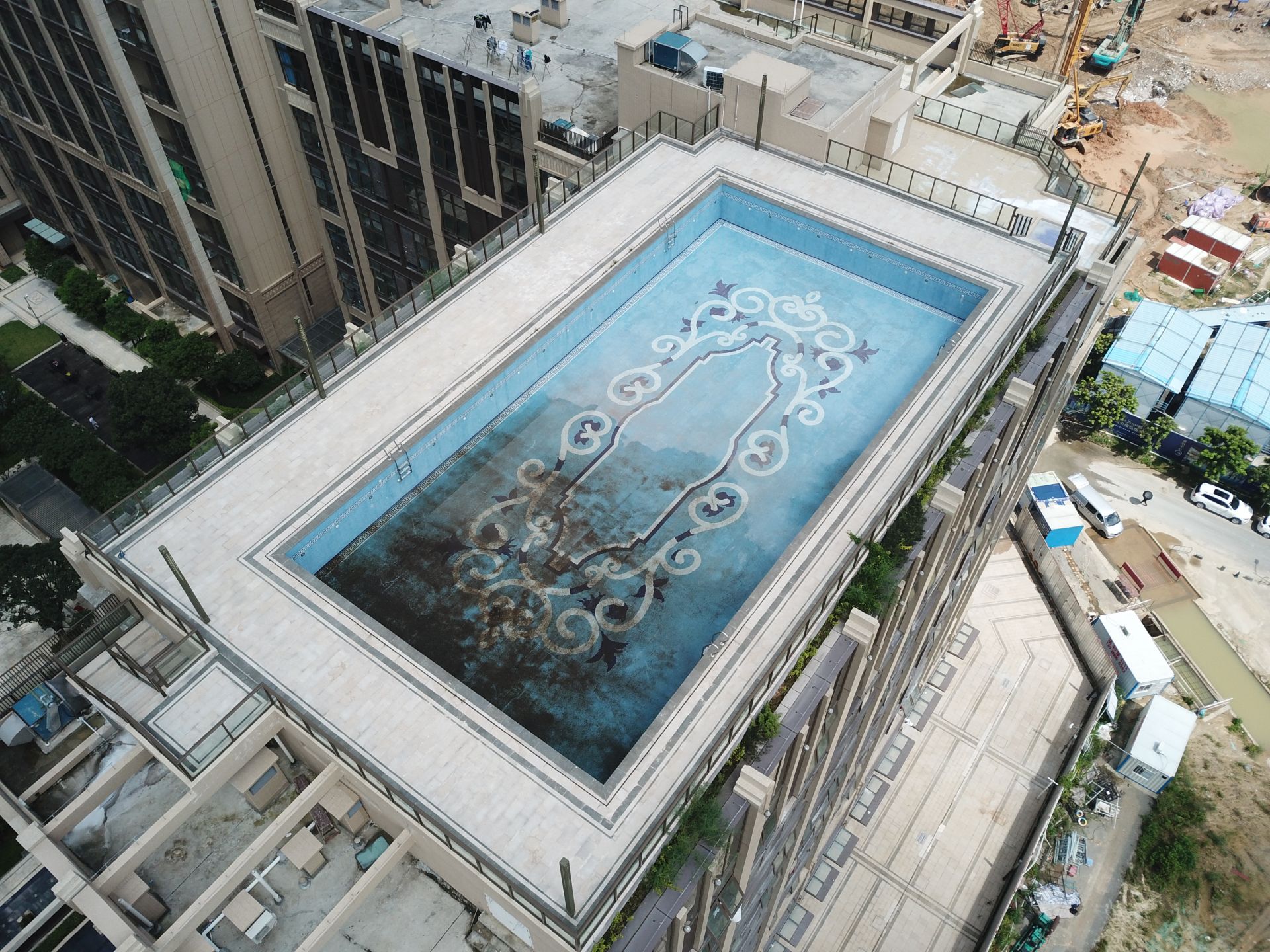 开发商违法加建游泳池！坪山区严厉查处开出228万元巨额罚单