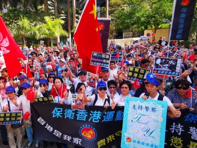 “香港加油，警察加油” ！千余名香港市民游行撑警察