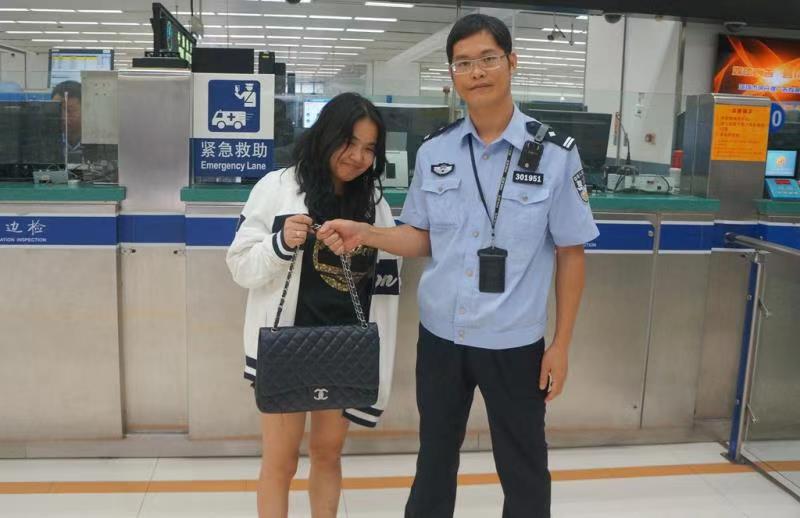 香港女士粗心遗失手提包，皇岗边检民警主动寻找失主