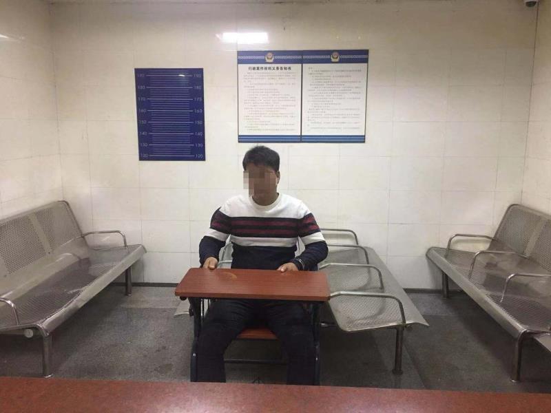 男子非法利用信息网络制售假烟 获利五十万余元终在深圳落网