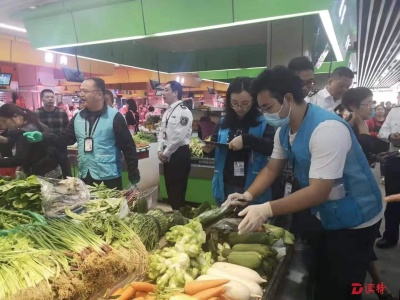 “农产品任你查”执法行动组突击检查南山市场