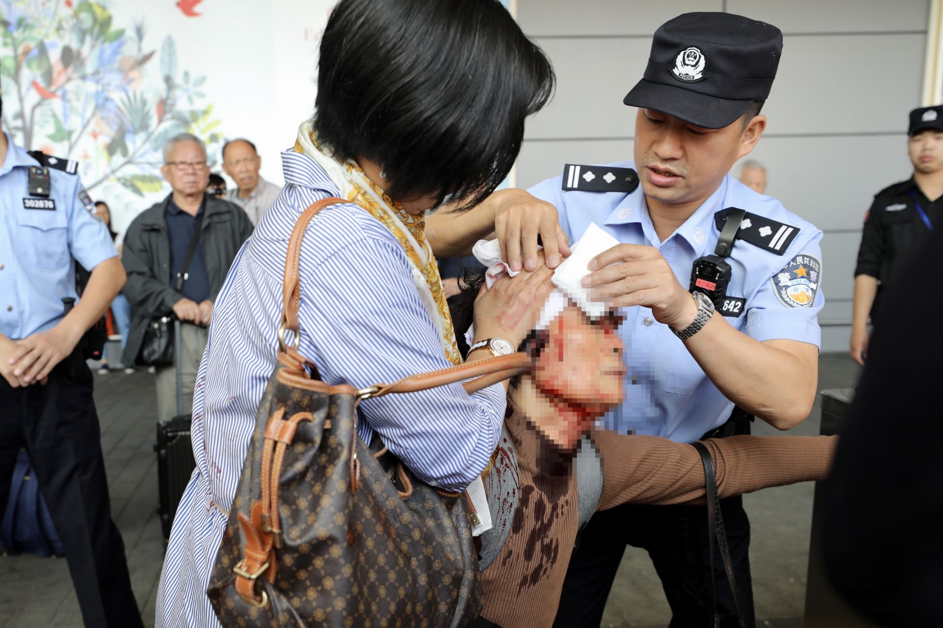香港老人头部血流不止，民警及时包扎控制伤情