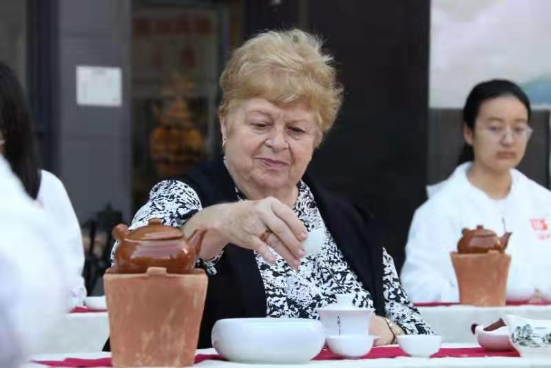 以茶结缘！广以理工的“洋师生”穿汉服演茶艺不亦乐乎