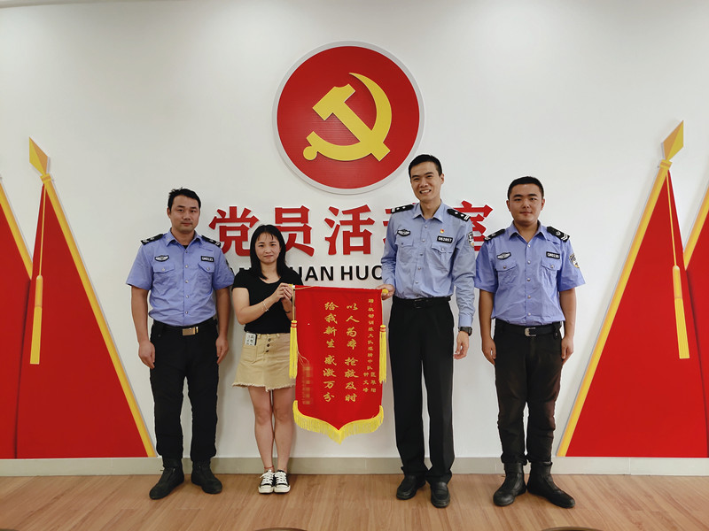 与死神赛跑！光明铁骑一路“飙车”闯红灯10分钟送病危男子就医