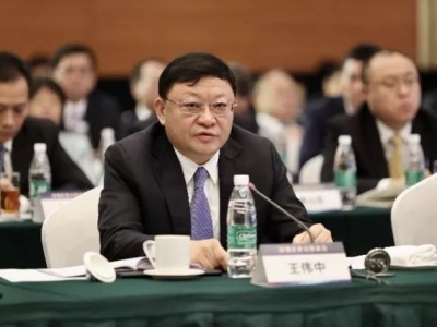深圳市委书记王伟中在会场公布个人和秘书手机号、微信号，连念4遍