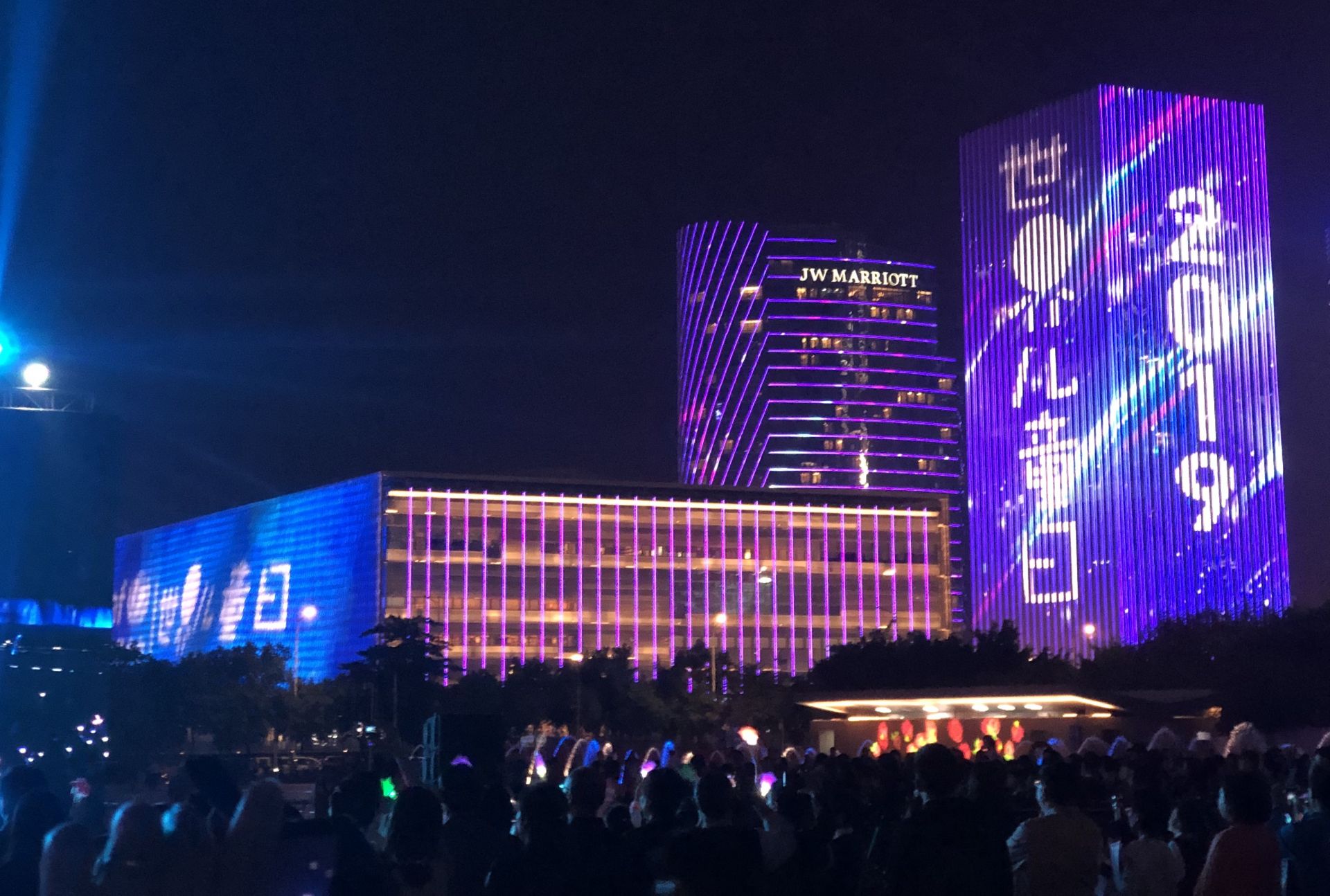 世界儿童日！宝安海滨广场广场亮起蓝色之光！
