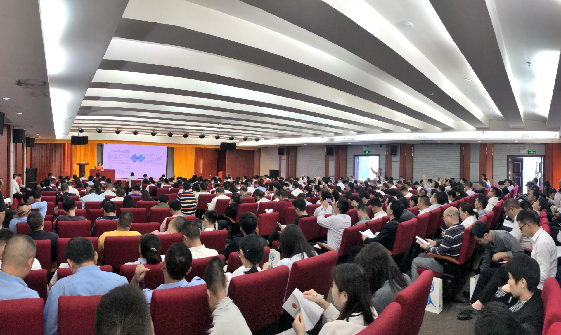 龙岗区举办《深圳经济特区物业管理条例》宣贯培训会  培养“明白人” 做个“好管家”