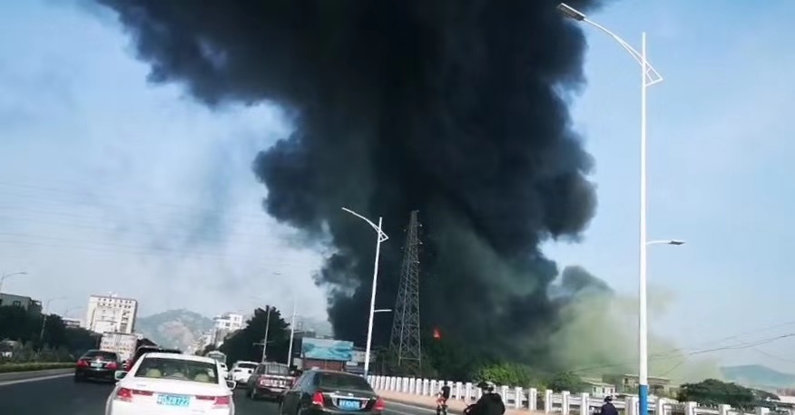 汕头一海绵厂发生火灾浓烟滚滚，16辆消防车扑救暂无人员伤亡