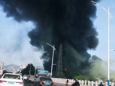 汕头一海绵厂发生火灾浓烟滚滚，16辆消防车扑救暂无人员伤亡