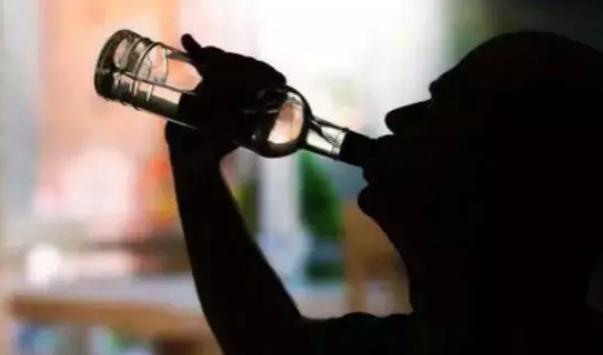 男子半夜耍酒疯爬山，只好用担架抬下山