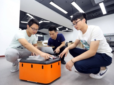 深圳市智能机器人研究院全方向移动机器人技术领先
