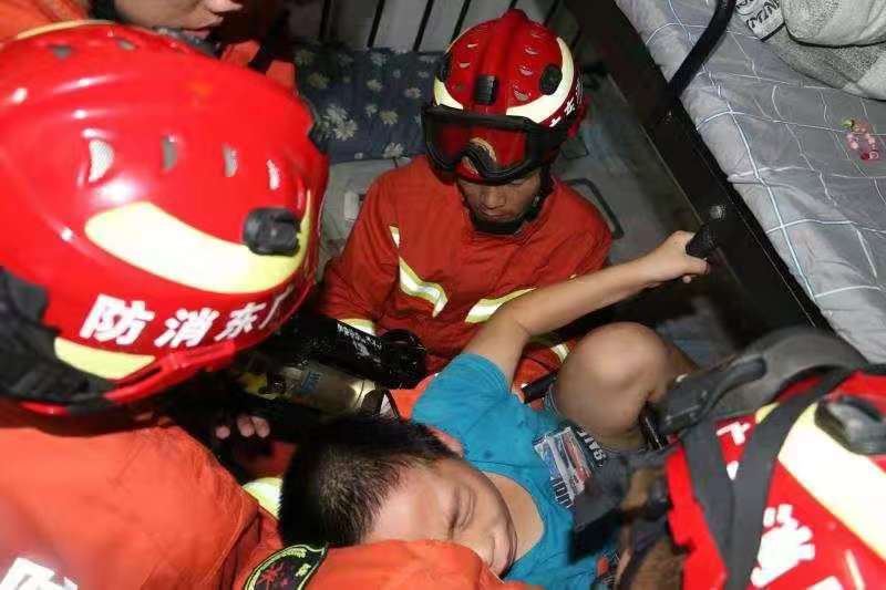 仅用5分钟！男孩卡在高低床间 消防员破拆及时营救