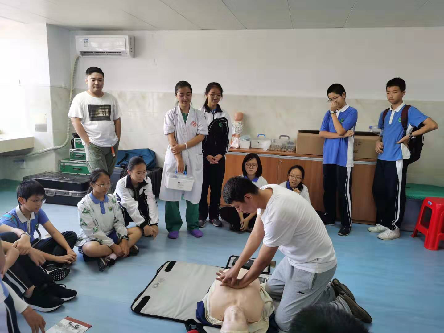 龙岗妇幼联合龙岗外国语学校为学生上了堂生动的科普课