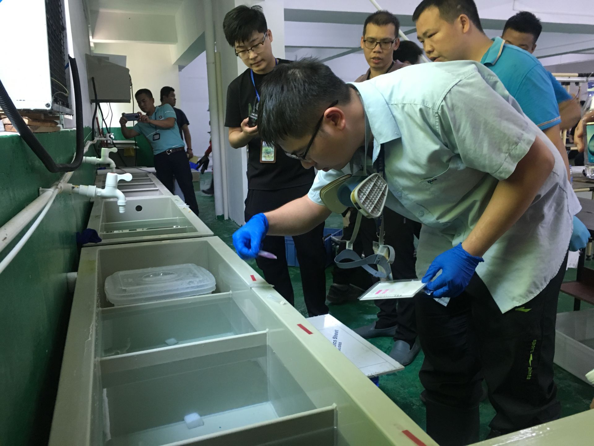 13个电镀水缸散发刺鼻气味！龙岗环保公安联合执法打掉一“散乱污”工厂