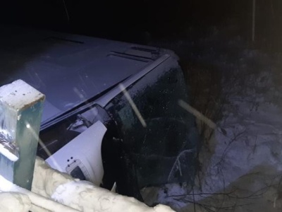 俄罗斯克拉斯诺亚尔斯克边疆区一辆大巴坠桥，已致7死3重伤