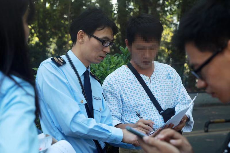 穿着病号抽烟的男子被罚50元！深圳新一轮控烟车轮战开动