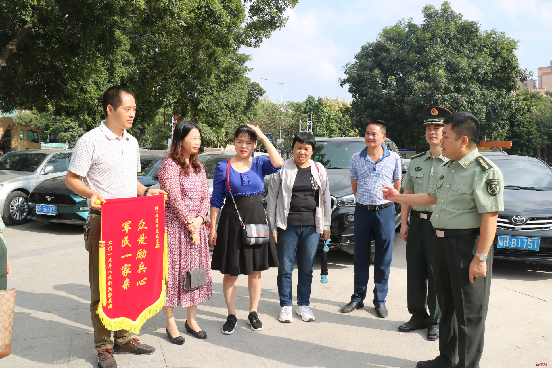 新兵家属为福海街道武装部送锦旗