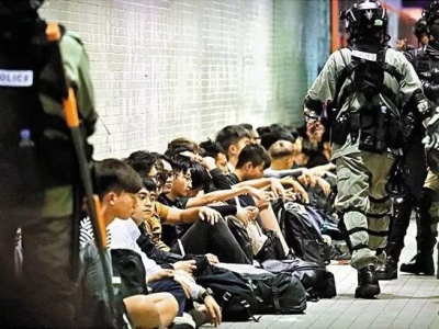 香港区选候选人“搭台”供暴徒示威，警方单日拘捕超200人！