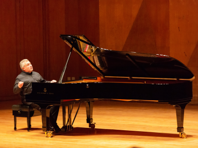 俄罗斯钢琴演奏家瓦季姆•鲁登寇在深圳大剧院举办个人独奏专场音乐会