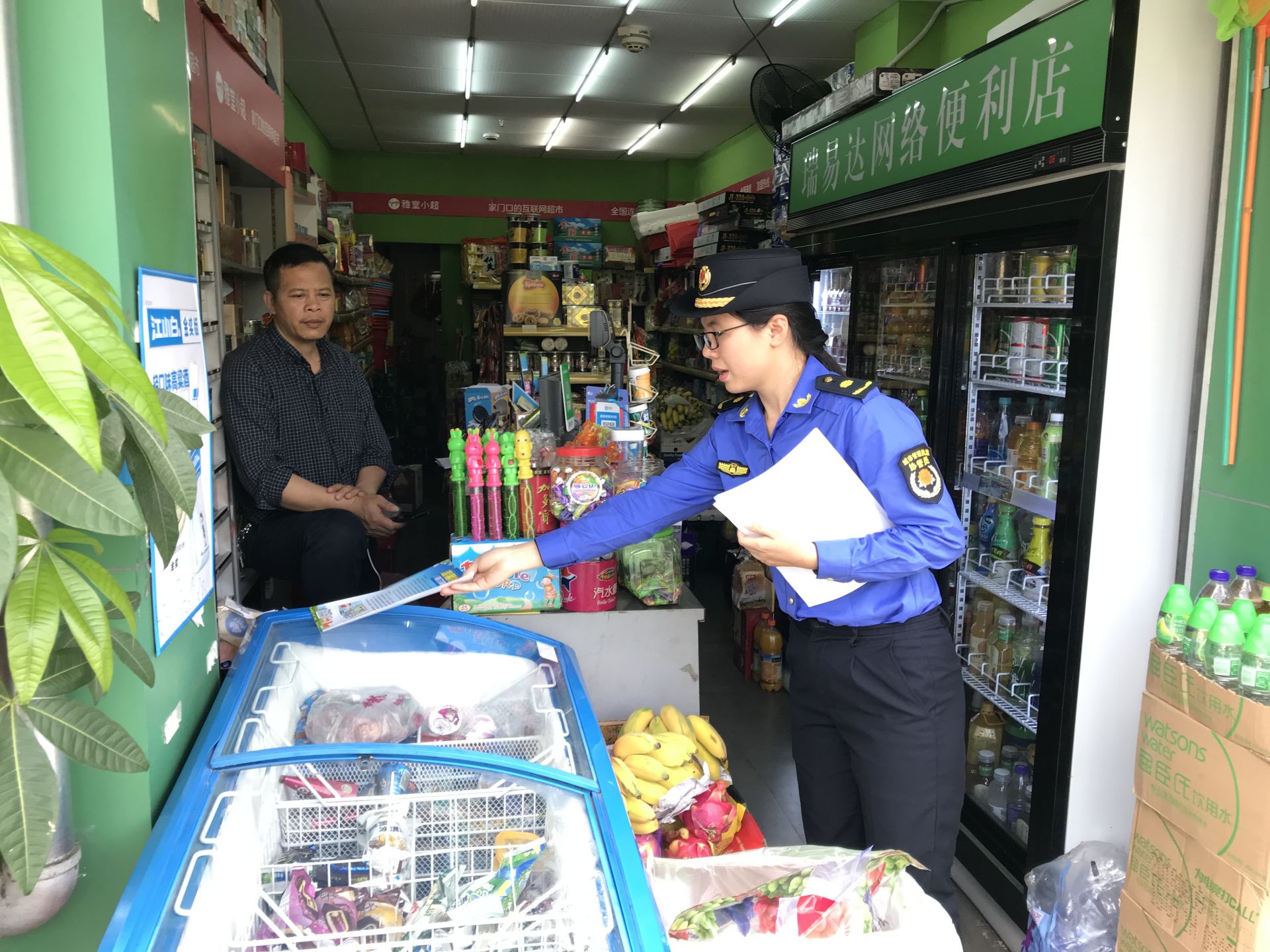 龙城街道女子执法中队： “蓝色玫瑰” 用微笑化解矛盾