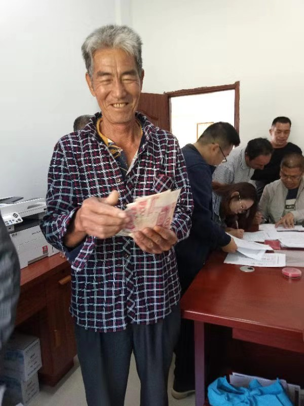 坡平村36户贫困户喜领产业扶贫分红资金