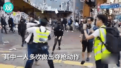 今日香港暴徒疯狂，警察遭围攻连开3枪！黑衣人火烧市民