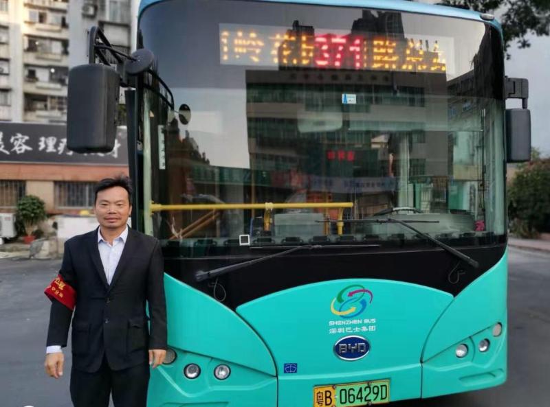 路遇小轿车自燃 公交司机及时出手相助