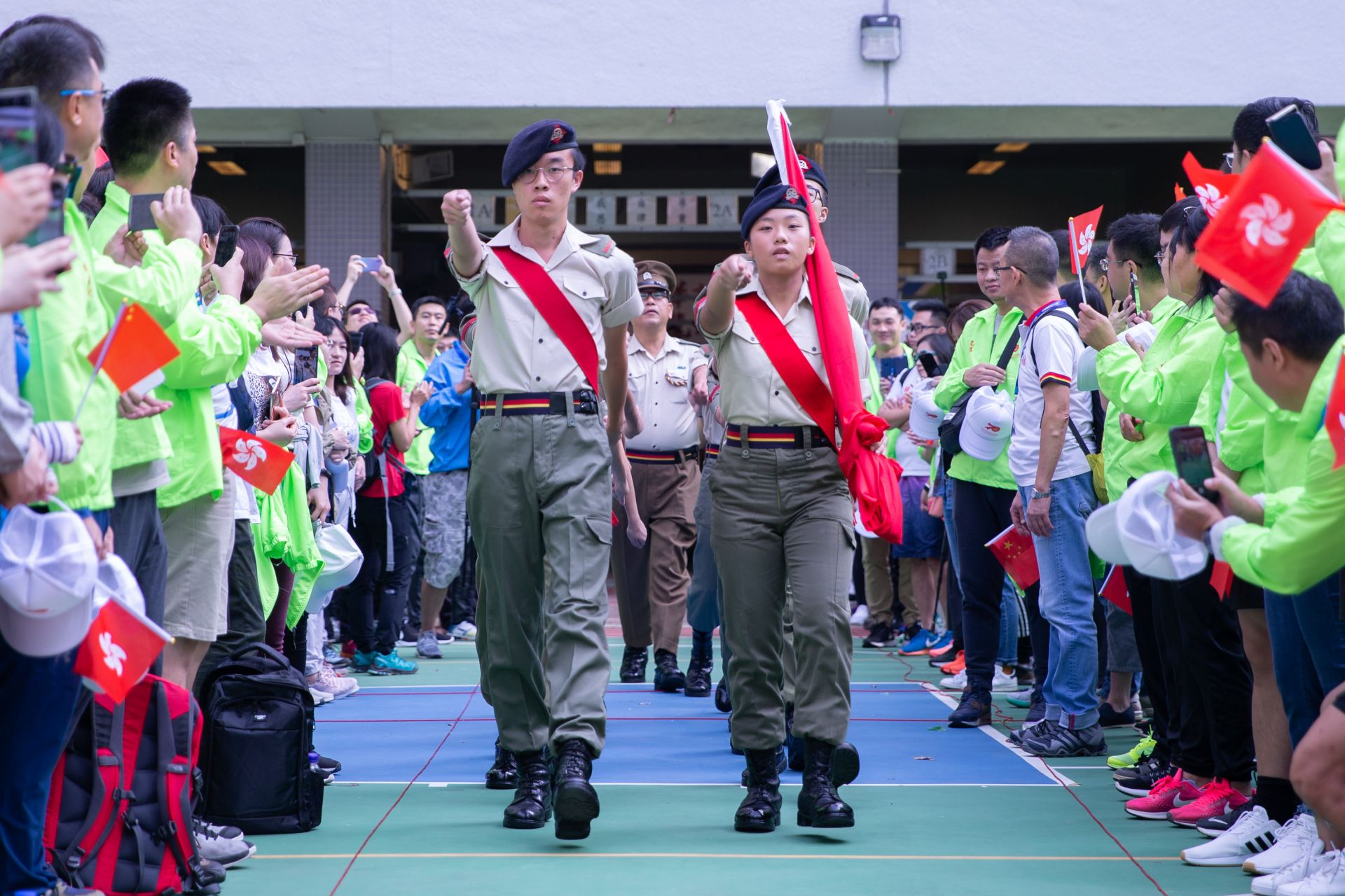 香港爱国爱港社团千人健步出行 倡导珍惜香港走出困境