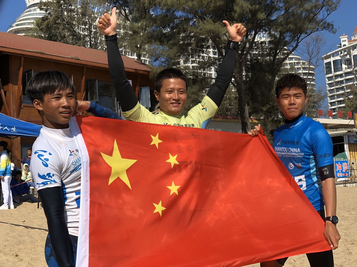 中国选手获得首个亚洲冲浪金牌 多项比赛正在汕头青澳湾激烈进行中