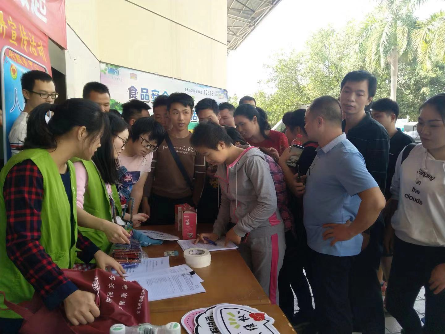 依法维权，好好说话，人民调解员开展法律宣传活动