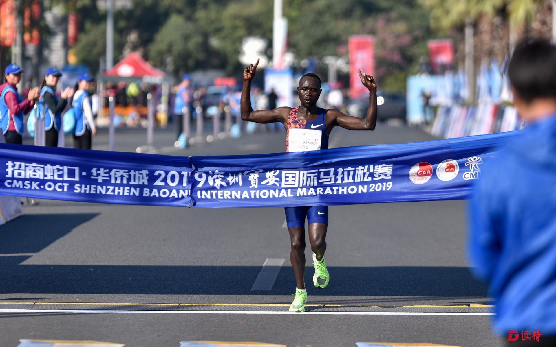 2019深圳宝安国际马拉松举行，赛事引入AI技术记录选手冲线瞬间