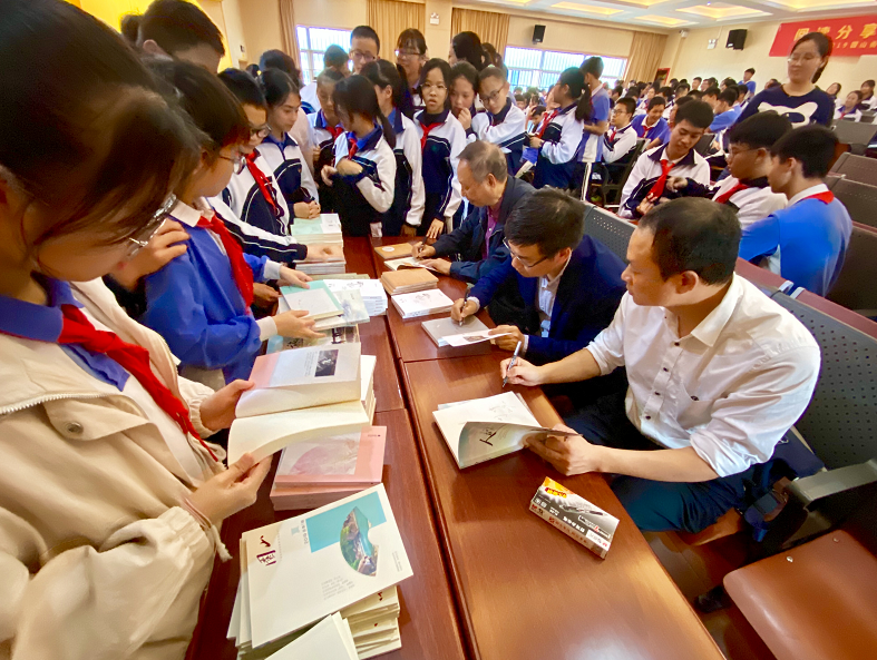 打造书香校园！园山街道举行本土作家进校园活动