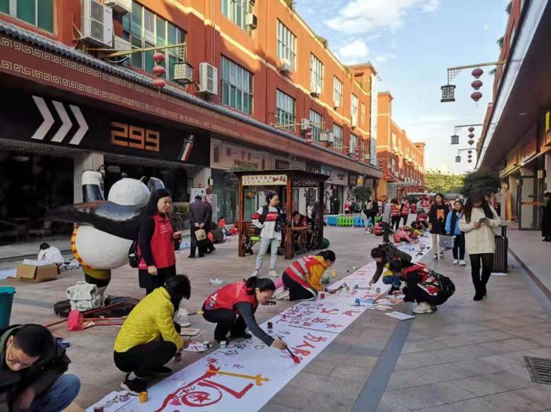 光明区公明街道百名党员义工手绘百米画卷