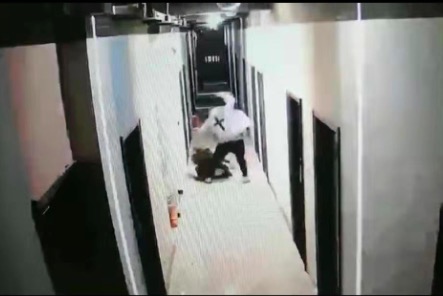 将女友从家里打到楼道，警方：男子道歉并行拘5日