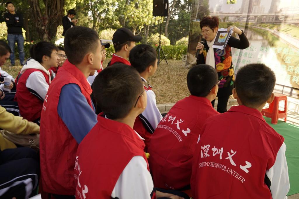 答问题 谈体会 近两百学生布吉河边宣传爱河护水