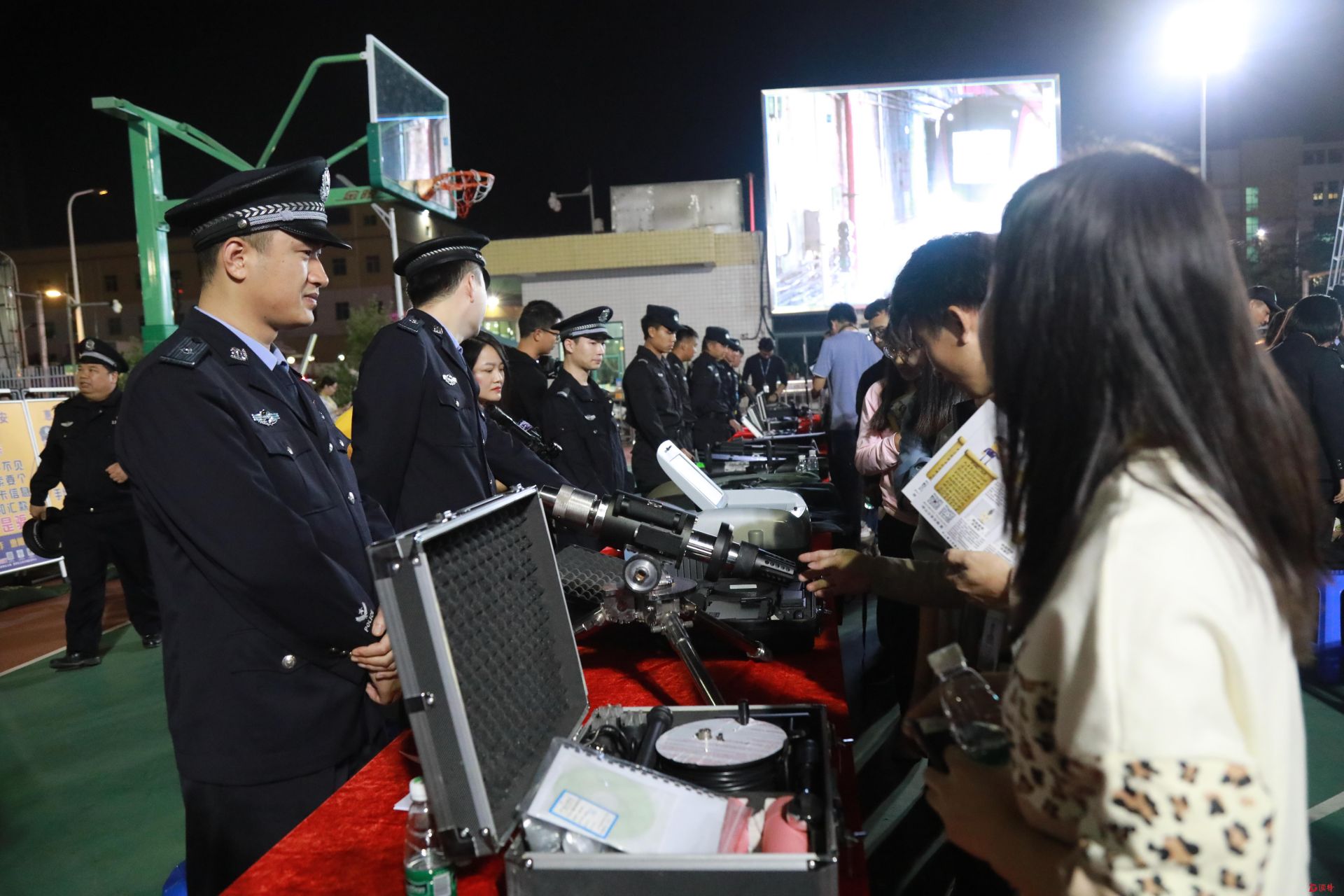 全民防欺诈：深惠民警联手进企业宣传