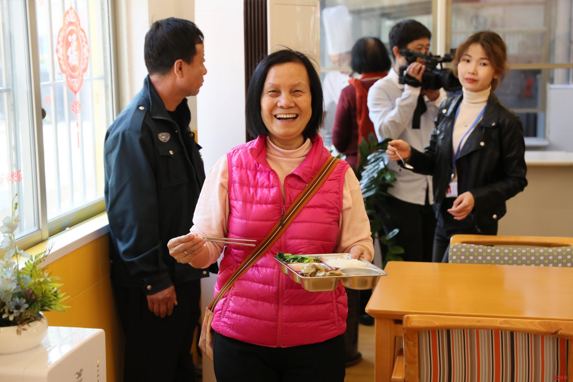 公明街道有长者饭堂啦！符合条件的老人都能来这里吃饭，还有送餐上门服务