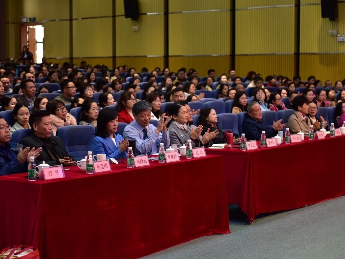 2019年深圳市首场“年度教师”巡回报告会走进龙岗