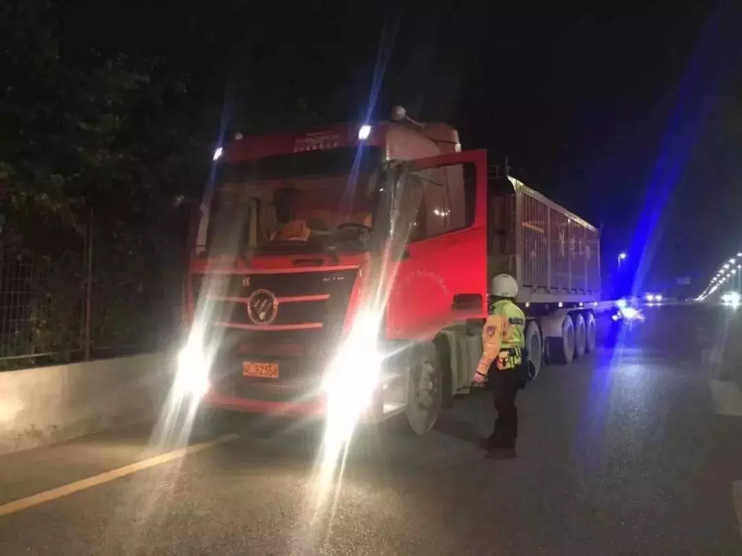 前车一路扬尘，后车被迫“吃土”！交警彻夜追查，不到5小时破案！