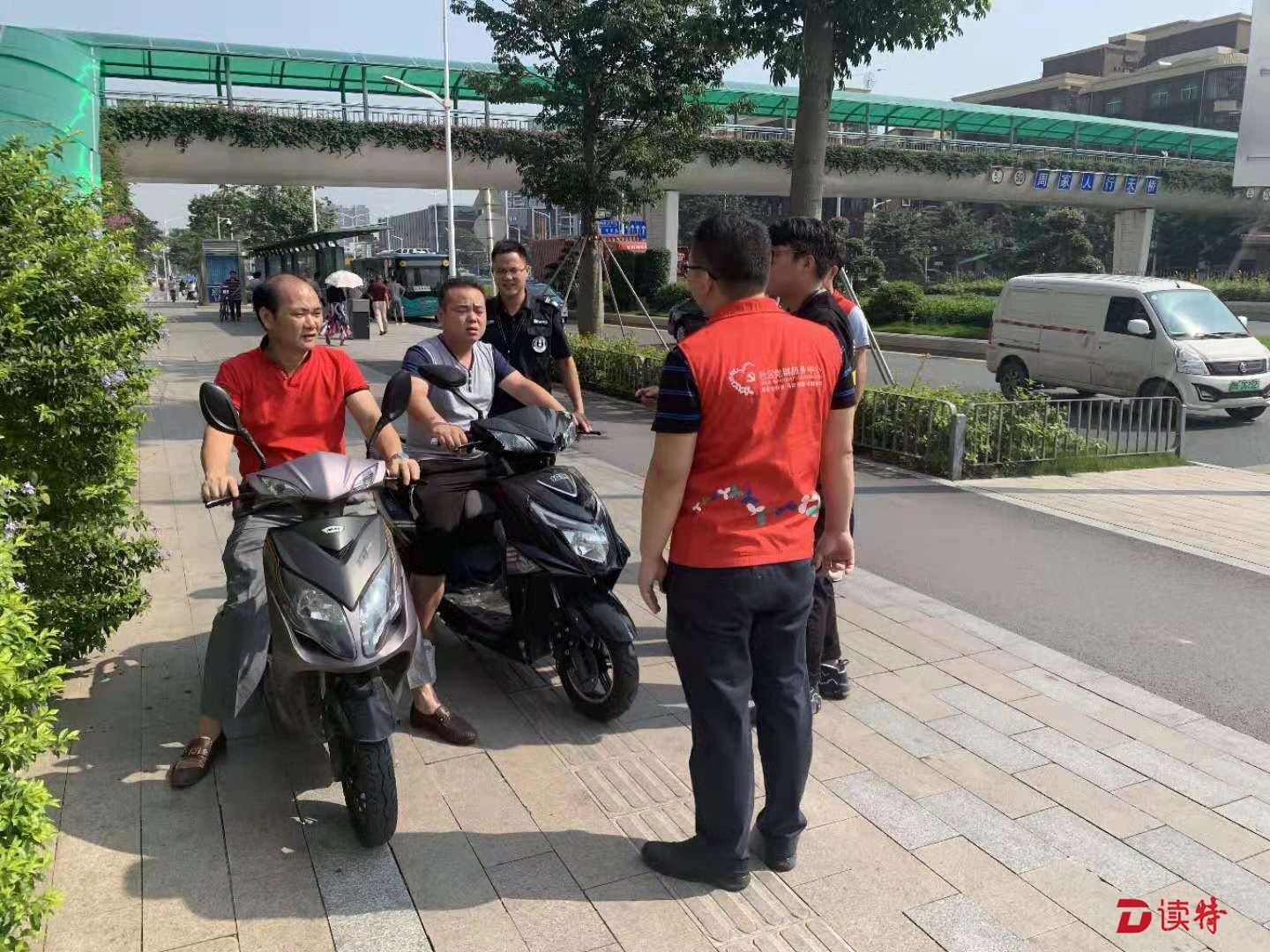 将围社区开展文明出行劝导  倡导电动车骑行戴头盔守规则