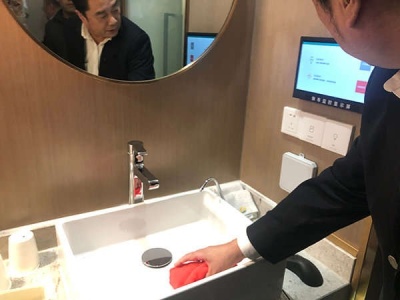 上海酒店探索保洁智能化：植入芯片，用马桶抹布擦台盆将报警