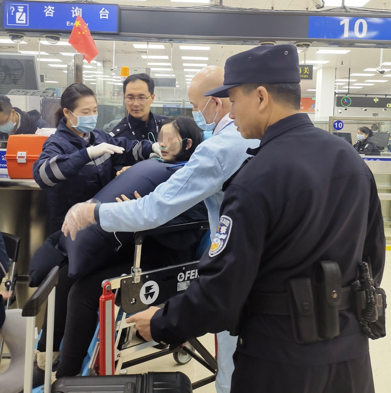 女子心绞痛险晕厥，危急时刻边检民警出手了！
