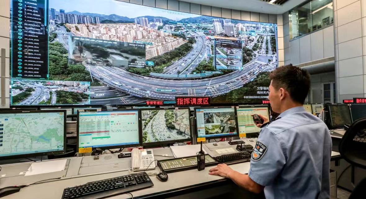夜间绿灯空放行人过街不畅 深圳交警优化:583个信号灯路口
